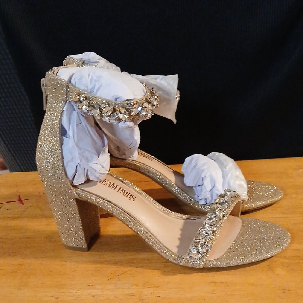 Dream Paris Elegant Gold Heeled Sandals - Picture 2 of 14